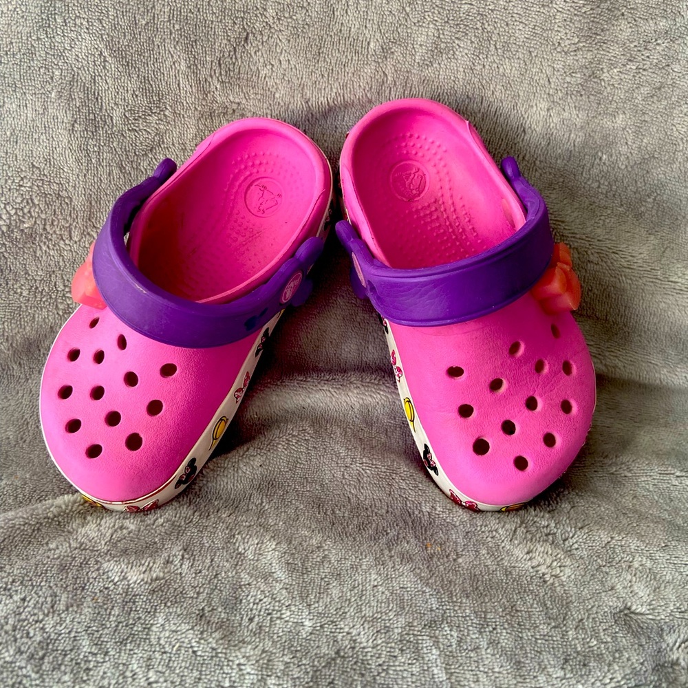 Toddler girl Minnie Mouse croc’s size 6